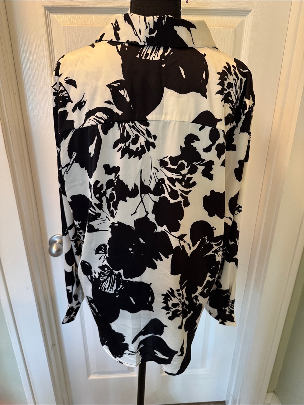 Black & White Floral Button-Front Blouse - Picture 5 of 5